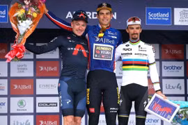 Tung “cú nước rút thần tốc” Wout Van Aert vượt mặt Ethan Hayter giành chiến thắng chung cuộc
