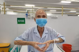 Niềm vui sống trở lại của những bệnh nhân COVID-19 cai được máy thở