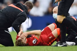 Harvey Elliott gặp chấn thương kinh hoàng trong trận Leeds Utd thua 0-3 Liverpool