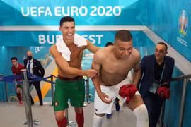 Siêu sao Ronaldo vui vẻ đổi áo với Kylian Mbappe