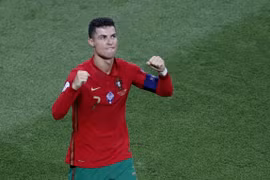 Siêu sao Ronaldo lập siêu kỷ lục vĩ đại nhất lịch sử bóng đá thế giới
