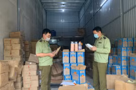 "Đột nhập" kho hàng nguyên liệu trà sữa Royal, Gongcha tại Hà Đông: Kinh hoàng vì bẩn!