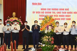 Chủ tịch Quốc hội Vương Đình Huệ thăm và chúc mừng Báo Nhân Dân
