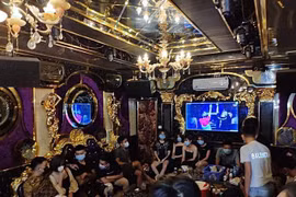 Phát hiện 20 đối tượng tụ tập hát karaoke bất chấp quy định phòng dịch COVID-19