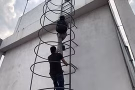 Tạm giữ đối tượng tự ký, đóng dấu "giấy đi đường" để đi ăn trộm dây đồng chống sét