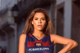 Siêu mẫu Playboy chi 600.000 USD cho khăn giấy đẫm nước mắt của Messi