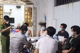 Nhậu trong vùng phong tỏa 5 người bị phạt 75 triệu đồng