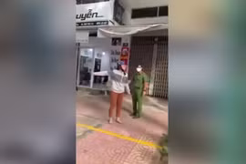 Ra đường khi không cần thiết, người phụ nữ chống đối lại lực lượng chức năng