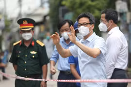 Phó Thủ tướng Vũ Đức Đam: Việc lấy mẫu xét nghiệm nhanh chóng an toàn, tránh lây nhiễm chéo