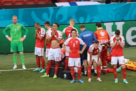 UEFA vinh danh những người hùng cứu sống tiền vệ Christian Eriksen ở Euro 2020