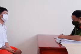 Đang bị khởi tố vẫn chặn đường cướp xe của nữ công nhân