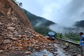 Hà Giang: Sạt lở trên quốc lộ, giao thông ùn tắc cục bộ