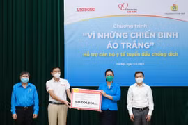 Quỹ Tấm lòng Vàng Báo Lao động trao 500 triệu hỗ trợ tuyến đầu chống dịch COVID-19