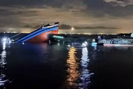 Sà lan đâm chìm tàu cá, một thuyền viên bị thương nặng