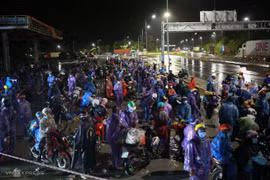 Hỗ trợ người dân di chuyển về quê bảo đảm an toàn, tránh mưa to gió lớn