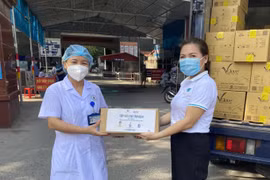 Công ty ALMA tận tay trao quà tiếp sức cán bộ y tế huyện Thuận Thành, Bắc Ninh