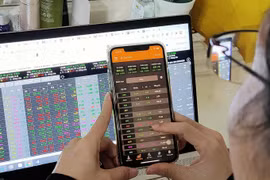Dòng tiền đổ mạnh vào sàn chứng khoán, chỉ số Vn-Index vượt lên đỉnh mới