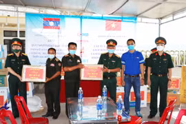 Trao tặng quà, vật tư y tế phòng, chống dịch COVID -19 cho bạn Lào
