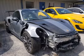 Siêu xe Porsche 911 GT2 RS có giá lên đến 61.000 USD mặc dù bị hỏng nặng phần đầu