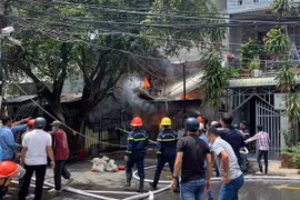 An Giang: Bình gas phát nổ, 3 căn nhà ở TP. Long Xuyên bị thiêu rụi