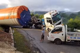 Xe siêu trường chở thiết bị điện gió bị lật ở Đắk Lắk