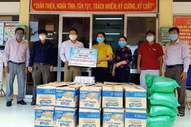 Hội Nhà báo Phú Yên tặng quà cho lực lượng tham gia tuyến đầu phòng, chống dịch