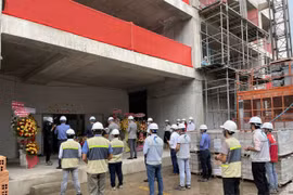 Bất chấp Chỉ thị 16, hàng chục nhân viên của Cường “đô la” vẫn tập trung làm lễ cất nóc dự án C-Sky View