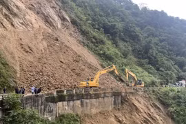 Khắc phục sạt lở, ùn tắc giao thông do ảnh hưởng của bão số 6 tại Nghệ An, Hà Tĩnh