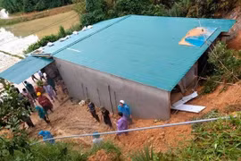 Lở núi làm sập tường nhà dân trong đêm, 2 cháu nhỏ phải nhập viện