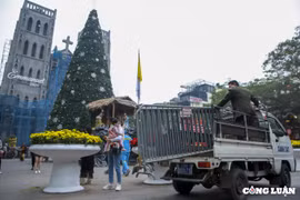Lập hàng loạt rào chắn, chốt chặn xung quanh Nhà thờ Lớn vào đêm noel