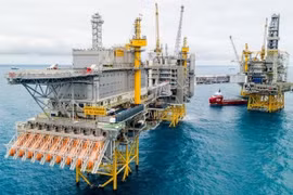 Giá xăng dầu hôm nay 24/12: Tiếp đà tăng, dầu Brent lấy lại mức 76 USD/thùng