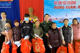 Tạp chí Cộng sản trao quà cho nhân dân và cán bộ, chiến sĩ biên phòng Quảng Ngãi