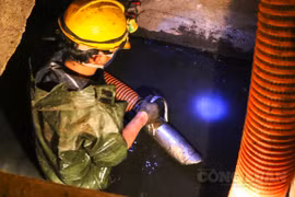 Công nhân môi trường ngâm mình dưới nước cống hút bùn "xuyên đêm" trong tiết trời giá rét 8-10 độ C