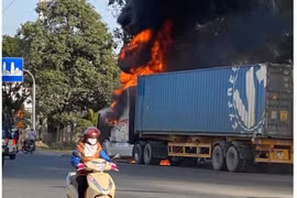 Một xe container bỗng nhiên bốc cháy trên Quốc lộ 18