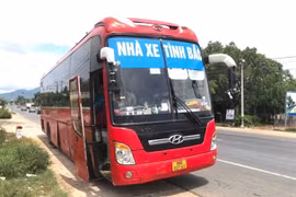Bắt 5 người Trung Quốc nhập cảnh trái phép trốn dưới gầm xe khách