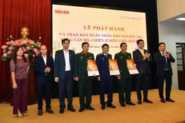 Trao tặng 50.000 ấn phẩm báo Nhân Dân - Xuân Tân Sửu 2021 cho các chiến sĩ nơi biên giới, hải đảo