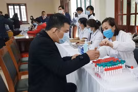 Tiếp tục xét nghiệm Covid-19 lần 2 cho phóng viên dự Đại hội Đảng XIII