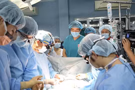 Mở ngành y “như nấm mọc sau mưa”: Xã hội nghi ngờ, các trường tư nói gì?