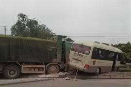Thanh Hóa: Xe tải va chạm với xe khách trên QL.1, 7 người bị thương