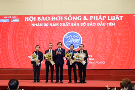 Tạp chí Đời sống và Pháp luật nhận bằng khen của Thủ tướng Chính phủ