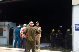 Cháy nhà xưởng sản xuất mica tại quận 12, người dân hoảng loạn tháo chạy