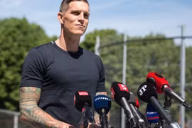 Cựu sao Liverpool Daniel Agger bắt đầu sự nghiệp cầm quân
