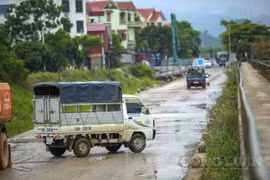 Hà Nội: Hàng loạt phương tiện quay đầu xe giữa đập tràn Quan Sơn khi thấy Thanh tra giao thông
