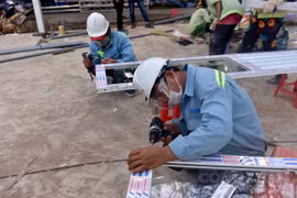 TP. HCM: Cận cảnh 500 công nhân thâu đêm suốt sáng xây dựng hai bệnh viện dã chiến rộng 50.000m2