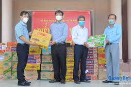 Các cơ quan báo chí tỉnh Quảng Ngãi tặng quà cho lực lượng ở tuyến đầu chống dịch tại thị xã Đức Phổ