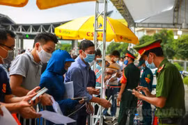 Nhiều người dân không biết xin giấy đi đường ở đâu để ra khỏi Hà Nội