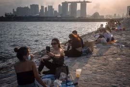 Biến thể Delta bùng phát đe dọa mô hình 'sống chung với Covid' của Singapore