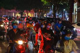 Phó Bí thư Hà Nội: Thành quả chống dịch đang bị "thách thức" sau "biển người" đêm Trung thu