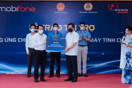 Mobifone tiếp tục tài trợ 200.000 tài khoản học tập và truy cập Internet trong chương trình "Sóng và máy tính cho em"