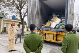Bắt giữ xe đầu kéo chở gần 10 tấn nầm, chân lợn không rõ nguồn gốc